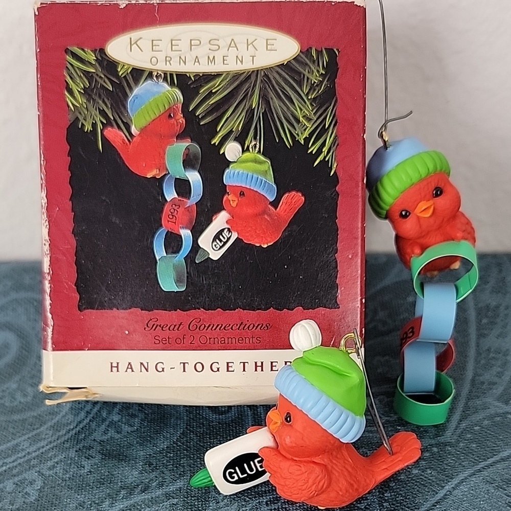 New Christmas Hallmark Keepsake Ornament Pair Of Red Birds w/Green Hats
